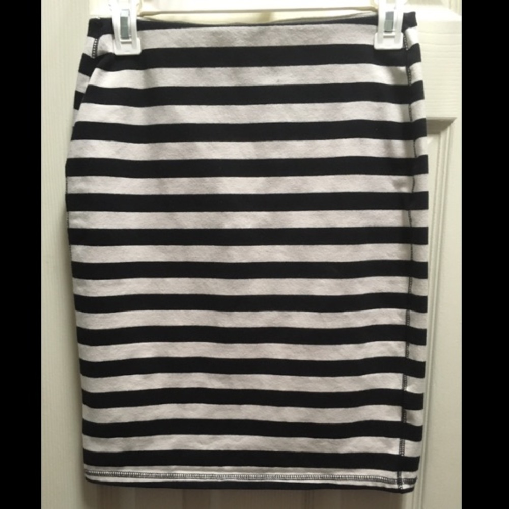 White & black pencil skirt